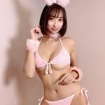 「スタイルがいい」「超可愛い」”ウサギ耳”ビキニショットにファン歓喜【緒方咲さん/2021年11月26日】