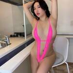 「素敵なプロポーション」「セクシー過ぎます」”スリングショット水着”ショットにファン歓喜【小町ねねさん/2021年11月27日】