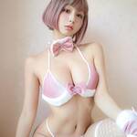 「魅力的なお姫様」「驚くほど美しい」猫耳ビキニサンタショットでファンを魅了【栗田恵美(くりえみ)さん/2021年12月16日】