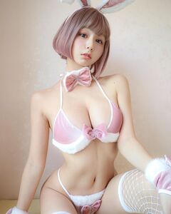 「魅力的なお姫様」「驚くほど美しい」猫耳ビキニサンタショットでファンを魅了【栗田恵美(くりえみ)さん/2021年12月16日】