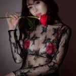 「美しい」「色っぽい」片手に薔薇を持った妖艶なグラビアショットを披露【森咲智美さん/2022年1月7日】