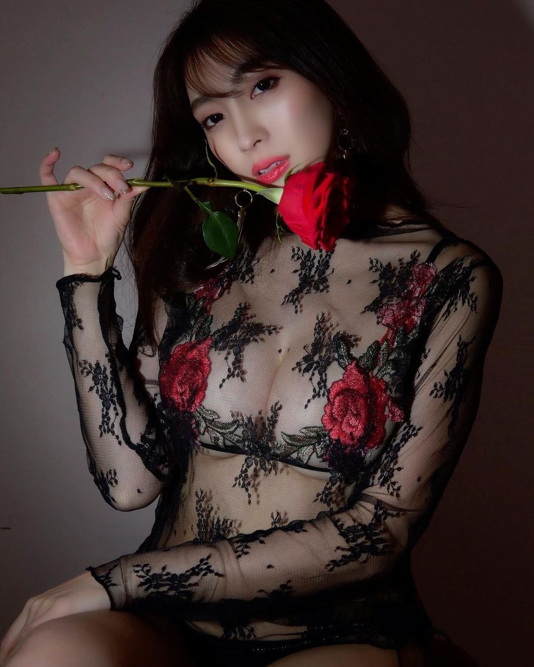「美しい」「色っぽい」片手に薔薇を持った妖艶なグラビアショットを披露【森咲智美さん／2022年1月7日】