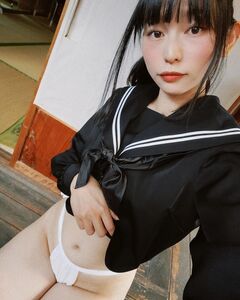 「セクシー過ぎ」「最高です」”褌セーラー服”姿でファンを魅了【真白まおさん/2022年1月17日】