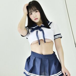 「メロメロ」「最高」”えち制服”コスプレ姿で下乳ショットを披露【愛萌なのさん/2022年1月30日】