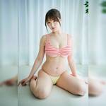 「素敵すぎる」「最高です」”むちむち”下乳グラビアショットでファンを魅了【原つむぎさん/2022年2月1日】