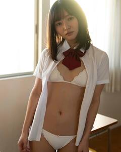 「夕方の教室って良いよね」はだけた制服姿でセクシーランジェリーショットを披露【西永彩奈さん/2022年2月25日】