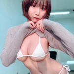 「たくしあげっ」セーターを捲り上げたセクシービキニショットでファンを魅了【日向葵衣さん/2022年4月22日】