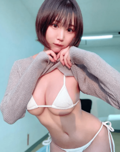 「たくしあげっ」セーターを捲り上げたセクシービキニショットでファンを魅了【日向葵衣さん/2022年4月22日】