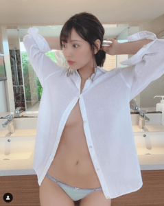 「こういうの好きですか?♡」シースルー”裸Yシャツ”姿でファンを魅了【篠原冴美さん/2022年6月9日】