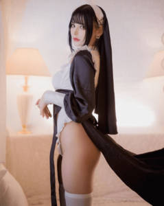 「最高に綺麗」「魅力的なお尻」セクシー”シスター”コスプレ姿にファン歓喜【チロルさん/2022年6月11日】