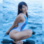 「滑らかな美しさ」「海の蒼とコラボ」セクシー競泳水着ショットにファン歓喜【小林マイカさん/2022年6月17日】