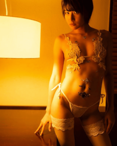 「影が似合う?おんな」色気漂うセクシーグラビアショットを披露【来栖うさこさん/2022年7月22日】