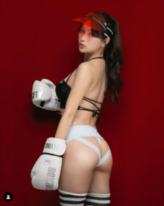 「ナイスポーズ」「スタイル抜群」セクシーボクシングショットで美尻を披露【福江ななかさん/2022年8月6日】