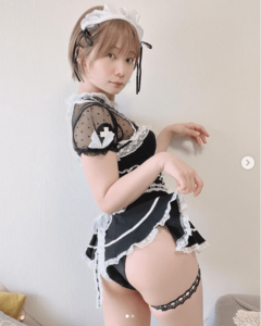 「極上ヒップ」「女神」メイドコスプレ姿での振り向き美尻ショットにファン歓喜【真奈さん/2022年8月16日】