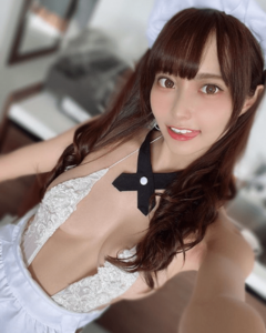 「ヤバ過ぎます」「超Cute」”面積少ない”セクシーメイド服衣装姿にファン歓喜【花咲れあさん/2022年9月5日】