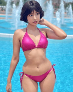 「スタイル抜群」「五度見してしまいました」昭和感のある髪型が特徴的なセクシービキニショットにファン歓喜【藤井マリーさん/2022年9月7日】