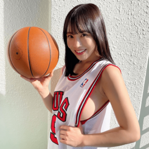 「すごい格好」「可愛い過ぎ」”バスケ女子”コスプレ姿で横乳ショットを披露【愛萌なのさん/2022年11月20日】