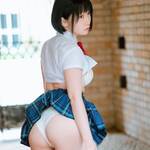 「桃尻姿色っぽい」「素晴らしい」女子高生コスプレ姿でのセクシー美尻ショットにファン歓喜【伊織もえさん/2023年2月15日】
