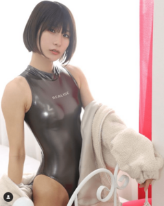 「かっこいい」「素敵な輝き」ピタピタ競泳水着ショットでの美スタイル披露にファン歓喜【来栖うさこさん/2023年2月21日】