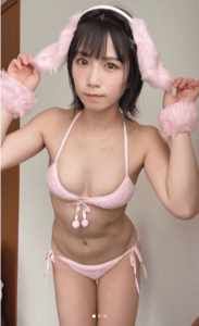 「超絶可愛くて綺麗」「クールでカワイイ」 "垂れ耳うさぎ"ビキニショットにファン歓喜【村上りいなさん／2023年4月2日】