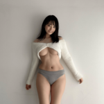 「腰すげぇ」「サイコーです」 "下乳"グラビアショットにファン歓喜【東雲うみさん/2023年4月30日】