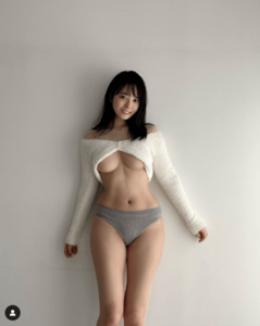 「腰すげぇ」「サイコーです」 "下乳"グラビアショットにファン歓喜【東雲うみさん／2023年4月30日】