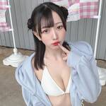 ブカブカパーカーから覗くたわわな胸元に視線釘付け…グラビアアイドルの宮本なるが披露したおねだりポーズが可愛くて妄想が止まらない!
