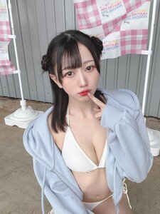 ブカブカパーカーから覗くたわわな胸元に視線釘付け…グラビアアイドルの宮本なるが披露したおねだりポーズが可愛くて妄想が止まらない！