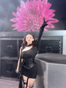 コルセットの上に鎮座する胸元が迫力満点…グラビアアイドルの天木じゅんが披露した刺激強めの“オトナフェロモン満載ショット”にクラクラしちゃう