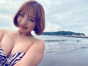 むっちり肉感溢れるギリギリ胸元に視線釘付け…グラビアアイドル・五十嵐あずさがビーチで披露した“ゼブラ柄バントゥビキニショット”に妄想が止まらない!
