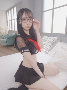 「ミニ丈セーラーもかわいいよ」コスプレイヤー・シロクロ猫が披露した優等生がベッドで魅せるセクシーショットにファン大興奮!