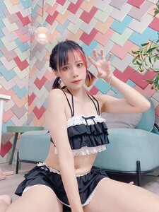 肉感むっちりボディと「ガオ」ポーズがたまらない…コスプレイヤー・みはが披露した“フリフリメイド風セクシーショット”に「食われたい」