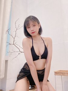 大人の色気ムンムンの黒ビキニショットにヤラれる…コスプレイヤー・みはが披露した妖艶な腰つきに妄想爆発!