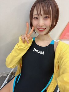 「競泳水着のショートカット玲　好きですか？」グラビアアイドル・鳥井玲が披露した自然体の自撮りに心惹かれる…