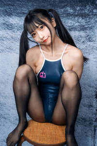 “競泳水着×黒ストッキング”でM字開脚！？コスプレイヤー・白烏しろが披露した強烈ポーズのグラビアショットにファン大興奮