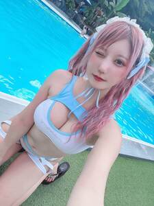 重力感じるチラ見え胸元が刺激的!コスプレイヤー・小鳥遊くれあの暑さも吹き飛ぶ“メイド風爽やかビキニショット”にファン悶絶