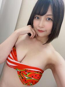 たわわに実った果実のような胸元をいただきたい!グラビアアイドル・南夏海が披露したスイカ柄のバントゥビキニで夏真っ盛り