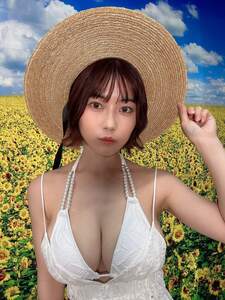 ひまわり畑の夏真っ盛りなたわわ美女にネット沸く…グラビアアイドル・伊織いおの豊満ビキニショットが激アツ