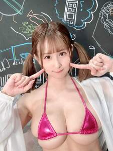 白シャツから覗くぷるるん胸元に好きが止まらない…グラビアアイドル・水沢まいの“ツインテール×極小ピンクビキニ”にメロメロ