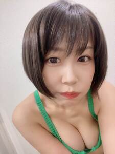 むっにゅむにゅの胸元に思わず目尻が下がる…グラビアアイドル・桃池未依が披露した“迫り来る柔肌自撮り”にファン歓喜