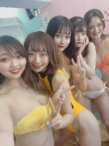 ビタミンカラーのセクシー水着ガールズ勢揃い…グラビアアイドル・鳥井玲が披露した“サンスポgogoクイーン”の美女5人組にネット沸く