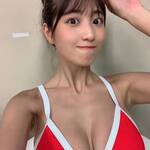 夏はまだ終わらない!?…グラビアアイドル・岡本杷奈の健康的な焼けた肌にたわわな胸元が眩しいビキニショットに胸キュン