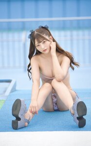 可愛すぎるお座りショットでファンのハートを鷲掴み…グラビアアイドル・横山みいなの甘々ビキニ姿にクラクラ