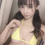 “編み込みツイン×黄色のマイクロビキニ”でファンを魅了…グラビアアイドル・夏目みさこのハミ出る胸元にドキドキが止まらない!