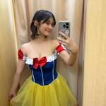 高橋 凛、お茶目な「白雪姫コスプレ」!オフショルダードレス姿の可愛すぎる自撮り!