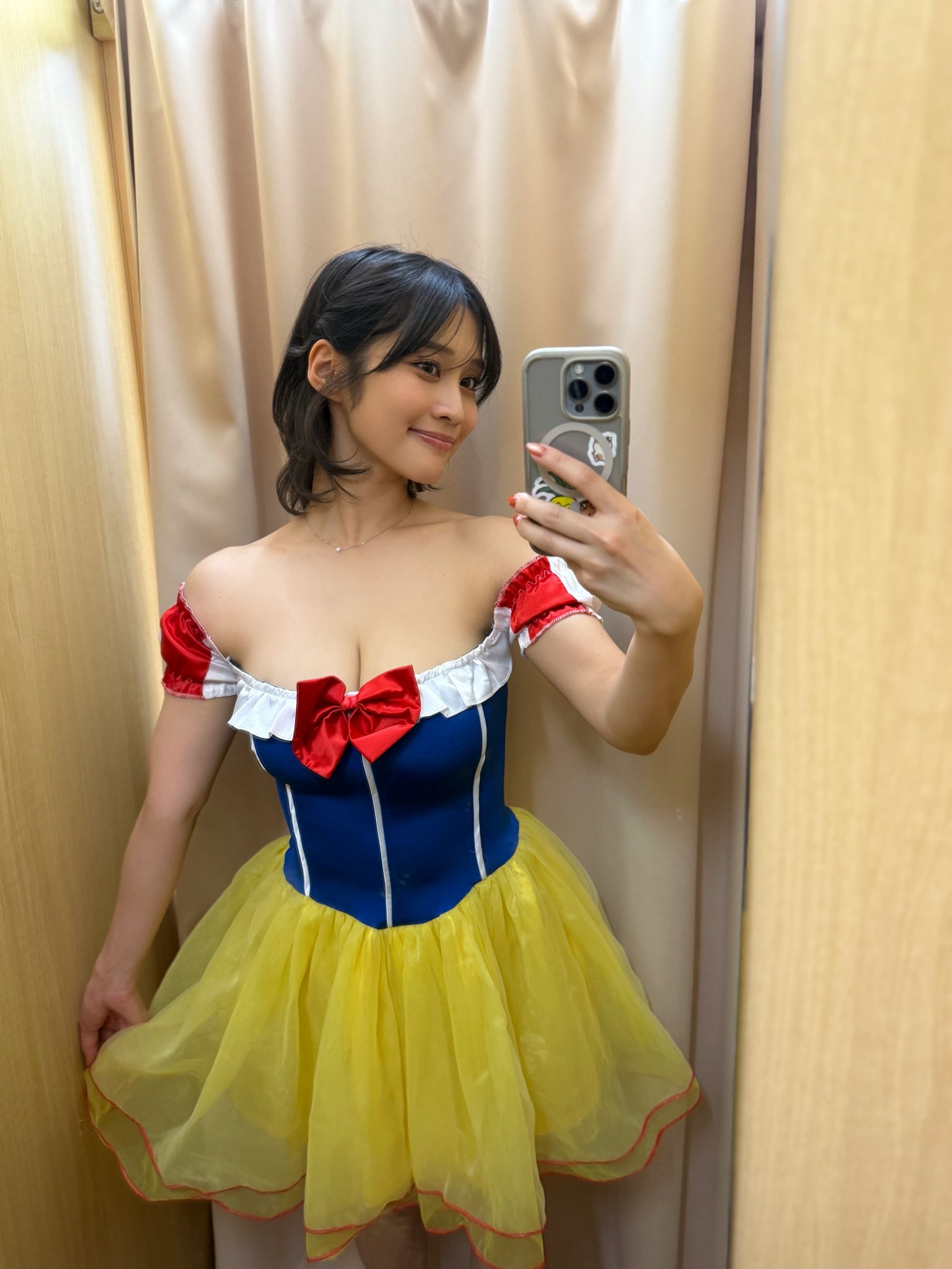 高橋 凛、お茶目な「白雪姫コスプレ」！オフショルダードレス姿の可愛すぎる自撮り！