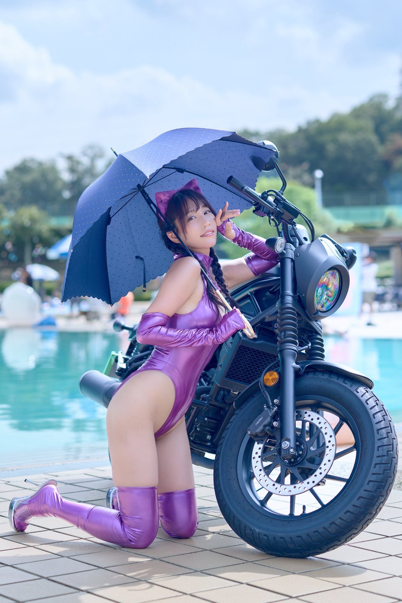 霧島聖子「ハイレグニャンバサダー」爆誕!バイクとのコラボで魅せるパープルバニー!