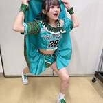 永井穂花、「エリマキトカゲ」ポーズが可愛すぎる!推しチームユニフォーム風衣装でコミカルに魅了!