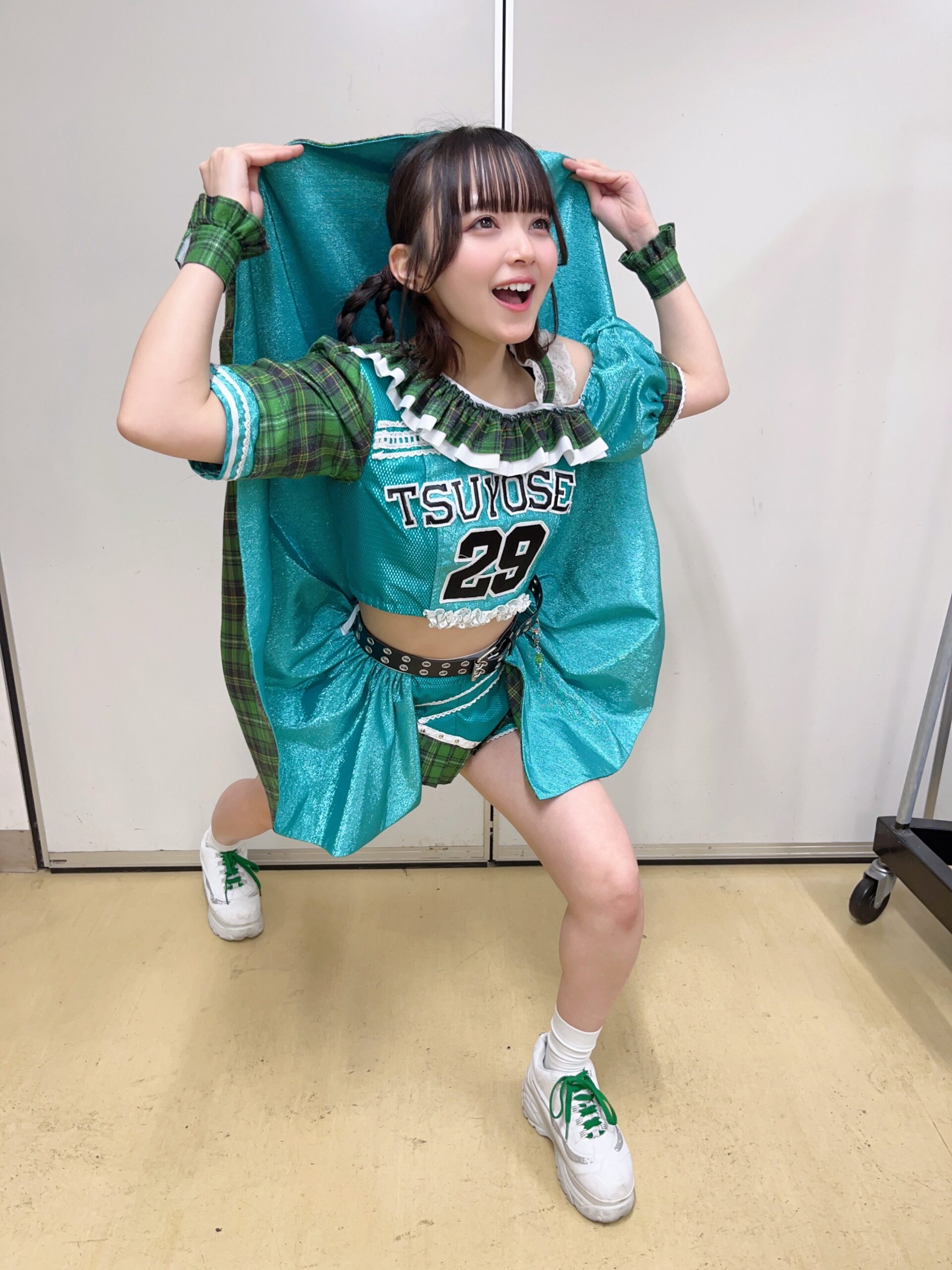 永井穂花、「エリマキトカゲ」ポーズが可愛すぎる!推しチームユニフォーム風衣装でコミカルに魅了!