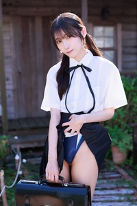 村雨芙美「みんなには内緒ね」！制服スカートをまくり上げスク水を大胆披露！